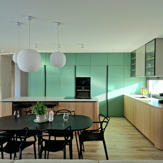 Mit Lacken lassen sich einzigartige Farben und Formen realisieren, wie bei dieser Küche mit Wellenoptik in Orientgrün der slowakischen Tischlerei Huliman | © Huliman, s.r.o.
