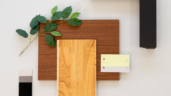 Naturalny, rodzimy charakter: okna chroni Aquawood Diamond, parkiet Legno Smart-Öl firmy ADLER. | © ADLER