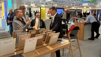 ....i bardzo interesowali się prezentowanymi powierzchniami pokazowymi.  | © ADLER