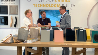 Goście chętnie zapoznawali się ze szczegółowymi informacjami dotyczącymi przyjaznych dla środowiska rozwiązań firmy ADLER w dziedzinie powłok …. | © ADLER