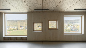 i szerokie powierzchnie okien zapewniają jasną, przyjazną, zachęcającą i bezpieczną atmosferę do nauki.  | © Architecte Lorang sàrl / Navid Razvi