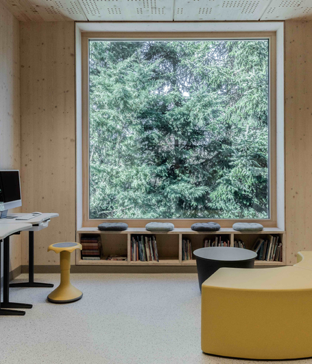 Naturalna powierzchnia, doskonale chroniona przed ogniem: W szkole Prënz Charles widoczne ściany drewniane … | © Architecte Lorang sàrl / Navid Razvi