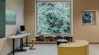 Naturalna powierzchnia, doskonale chroniona przed ogniem: W szkole Prënz Charles widoczne ściany drewniane … | © Architecte Lorang sàrl / Navid Razvi