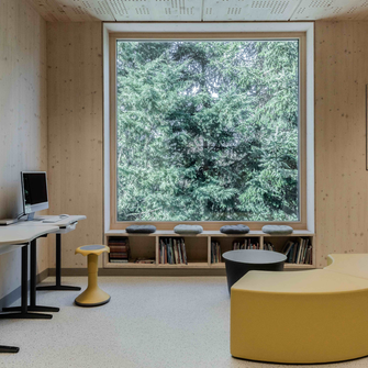 Naturalna powierzchnia, doskonale chroniona przed ogniem: W szkole Prënz Charles widoczne ściany drewniane … | © Architecte Lorang sàrl / Navid Razvi