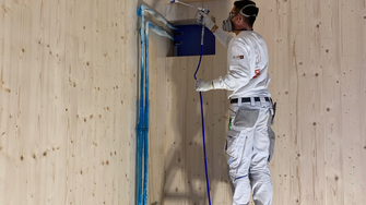 2000 metrów kwadratowych drewna zostało polakierowanych na miejscu lakierem Pyrolan Expand firmy ADLER przez malarza metodą natrysku.  | © ADLER