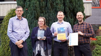 Osoby odpowiedzialne za skuteczną komunikację ADLER w zakresie zrównoważonego rozwoju (od lewej): dr Albert Rössler (dyrektor ds. badań i rozwoju), Bettina Delmonego i Wilfrid Jochum (autorzy raportu dotyczącego zrównoważonego rozwoju) oraz Georg Hasibeder (komunikacja korporacyjna). | © ADLER