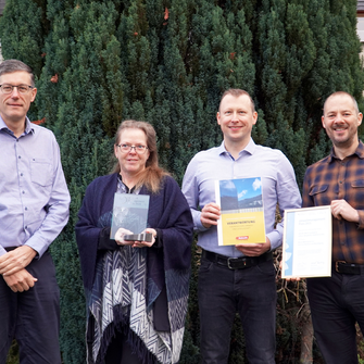 Osoby odpowiedzialne za skuteczną komunikację ADLER w zakresie zrównoważonego rozwoju (od lewej): dr Albert Rössler (dyrektor ds. badań i rozwoju), Bettina Delmonego i Wilfrid Jochum (autorzy raportu dotyczącego zrównoważonego rozwoju) oraz Georg Hasibeder (komunikacja korporacyjna). | © ADLER