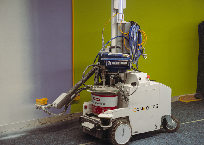 Wiedz, że dzięki farbie ściennej Aviva Europlus-Weiß firmy ADLER, charakteryzującej się doskonałym kryciem, robot malarski błyskawicznie pokrył ściany. | © ADLER