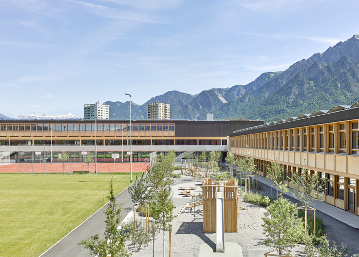 Die mit dem Aquawood-Diamond-System von ADLER veredelten Huber-Fenster verleihen der Schulanlage Fortuna in Chur ein besonders elegantes Aussehen.  | © Seraina Wirz