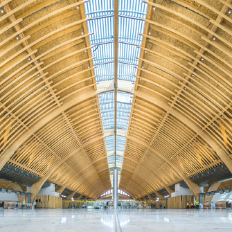 Holzbauten in unglaublichen Dimensionen, wie hier der von Rubner Holzbau umgesetzte Mactan Cebu International Airport auf den Philippinen, verlangen nach bestem Schutz und rationellen Beschichtungslösungen. | © Rubner Holzbau