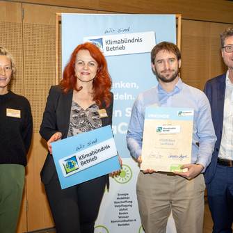 Z przyjęcia firmy ADLER do Tyrolskiego Sojuszu Klimatycznego cieszą się: Anabel Heger (Climate Alliance Tyrol), radna prowincji Cornelia Hagele, dr Clemens Le Levé (ADLER), Andrä Stigger (dyrektor zarządzający Tyrolskim Sojuszem Klimatycznym). | © Klimabündnis Tirol