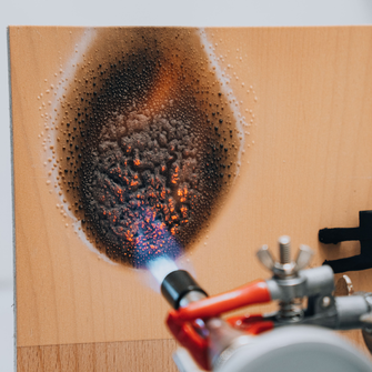 W przypadku pożaru powłoka spienia się, tworząc warstwę izolacyjną na drewnie | © ADLER