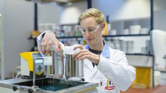 W laboratorium badawczo-rozwojowym fabryki ADLER zespół 110 osób pracuje nad rozwojem innowacyjnych i trwałych produktów. | © ADLER