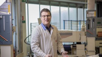 Reinhard Huber, z wykształcenia stolarz, od ponad 25 lat pracuje w dziale technologii zastosowań firmy ADLER i doradza stolarzom oraz producentom przemysłowym we wszystkich aspektach wykańczania powierzchni. 