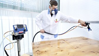 Praca z lakierami wodnymi wymaga odpowiedniego sprzętu. Większość nowoczesnych urządzeń natryskowych jest wykonana ze stali nierdzewnej i dlatego nadaje się również do lakierów na bazie wody. 