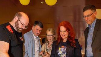 Członek rządu Cornelia Hagele dała się wprowadzić dr. Albertowi Rösslerowi (po lewej) i Michaelowi Endersowi (po prawej) w świat lakierów ADLER. | © Standortagentur Tirol