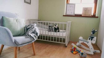 Oznaczenie „odporny na działanie potu i śliny” gwarantuje, że uniwersalny lakier ADLER Varicolor może być bez obaw stosowany do mebli dziecięcych. | © ADLER