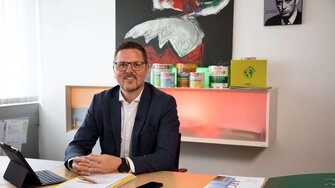 Daniel Pesserer, kierownik działu przemysłu meblarskiego w firmie ADLER, dostrzega ogromny potencjał na przyszłość w przypadku powłok ekscymerowych na bazie wody