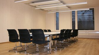 Dobry wybór do paneli ściennych i sufitowych, ale także do mebli do zabudowy: lazura światłochronna Lignovit Interior UV100 firmy ADLER. | © binderholz