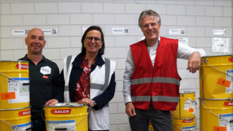 Claudia Berghofer (szefowa komunikacji firmy ADLER) z dyrektorem ds. zakupów DKG Josem Wennekesem (po prawej) i szefem zespołu ds. powierzchni Jaapem Hellemonsem (po lewej).