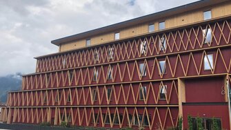 Powierzchnie drewniane pomalowane na jednolity kolor można wykończyć w szczególnie zrównoważony sposób dzięki powłoce Lignovit Terra-Color posiadającej certyfikat C2C. | © ADLER