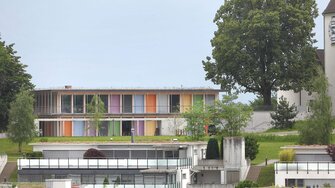 Niskoemisyjna, wolna od biocydów i produkowana z surowców odnawialnych: lazura do drewna Lignovit Terra. | © Bucher Architekt BSA