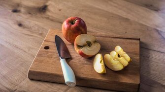 Olej Legno Natura, dopuszczony do kontaktu z żywnością, nadaje elegancki wygląd deskom do krojenia i innym przedmiotom. | © ADLER