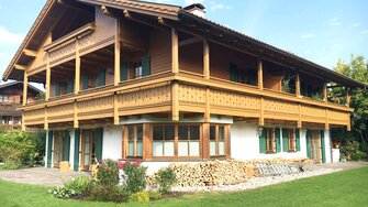 Produkty Pullex uszlachetniają każdą powierzchnię drewna: elewacje, okna i balkony w wiejskim domu o klasycznym stylu …  | © Manuela Haug