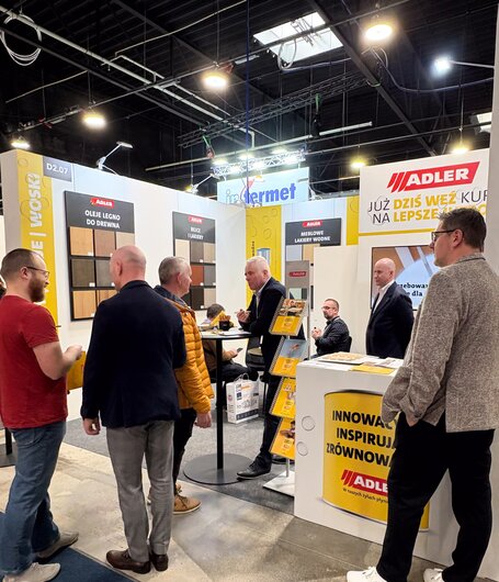 Marka ADLER zaprezentowała się po raz pierwszy na Wood tech, od razu przyciągając uwagę odwiedzających swoją jasną wizją, nowoczesną ofertą i ekologicznym podejściem do wykańczania powierzchni. | © ADLER