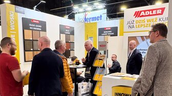 Marka ADLER zaprezentowała się po raz pierwszy na Wood tech, od razu przyciągając uwagę odwiedzających swoją jasną wizją, nowoczesną ofertą i ekologicznym podejściem do wykańczania powierzchni. | © ADLER