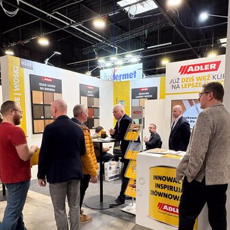 Marka ADLER zaprezentowała się po raz pierwszy na Wood tech, od razu przyciągając uwagę odwiedzających swoją jasną wizją, nowoczesną ofertą i ekologicznym podejściem do wykańczania powierzchni. | © ADLER