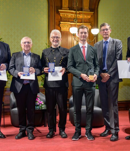 Laureaci nagrody prof. dr Strube, dr Rössler i Thomas Höfer wraz z tegorocznymi zdobywcami medalu H. F. Marka prof. dr. Clemensem Holzerem (Uniwersytet Górniczy w Leoben), dr. Ralphem Theuerem (KremsChem Holding) i dr. Dietmarem Loidlem (byłym prezesem OFI) (od prawej).  | © OFI / Michael Pyerin
