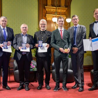 Laureaci nagrody prof. dr Strube, dr Rössler i Thomas Höfer wraz z tegorocznymi zdobywcami medalu H. F. Marka prof. dr. Clemensem Holzerem (Uniwersytet Górniczy w Leoben), dr. Ralphem Theuerem (KremsChem Holding) i dr. Dietmarem Loidlem (byłym prezesem OFI) (od prawej).  | © OFI / Michael Pyerin