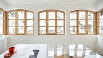 Aquawood Soft-Finish firmy ADLER zapewnia wyjątkowo naturalne powierzchnie okien o woskowym charakterze. | © Rieder Fenster / Andreas Langreiter