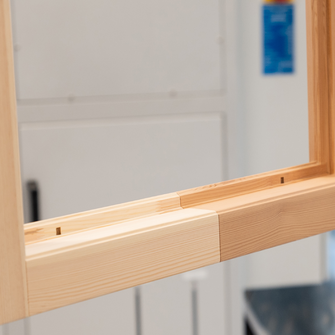 Hätten Sie's erkannt? Links Kiefer, rechts Lärche – oder? Von wegen: Beides ist Kiefer, rechts allerdings mit Aquawood Primo Positiv von ADLER im Lärchen-Look beschichtet. | © ADLER