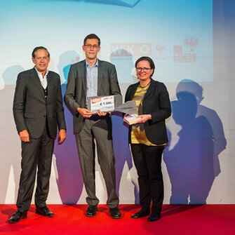 ADLER-Unternehmenssprecherin Claudia Berghofer und Entwicklungsleiter Dr. Albert Rössler nahmen den mit 7.500 Euro dotierten Preis von WK-Präsident Jürgen Bodenseer entgegen.